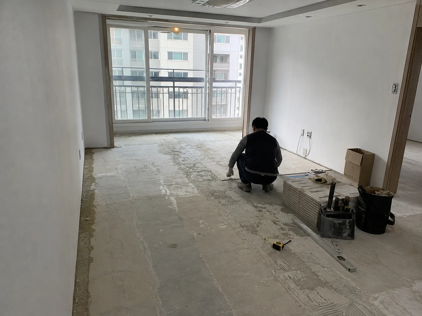 빌라 거실 바닥 타일 시공 현장 현장 확인 1