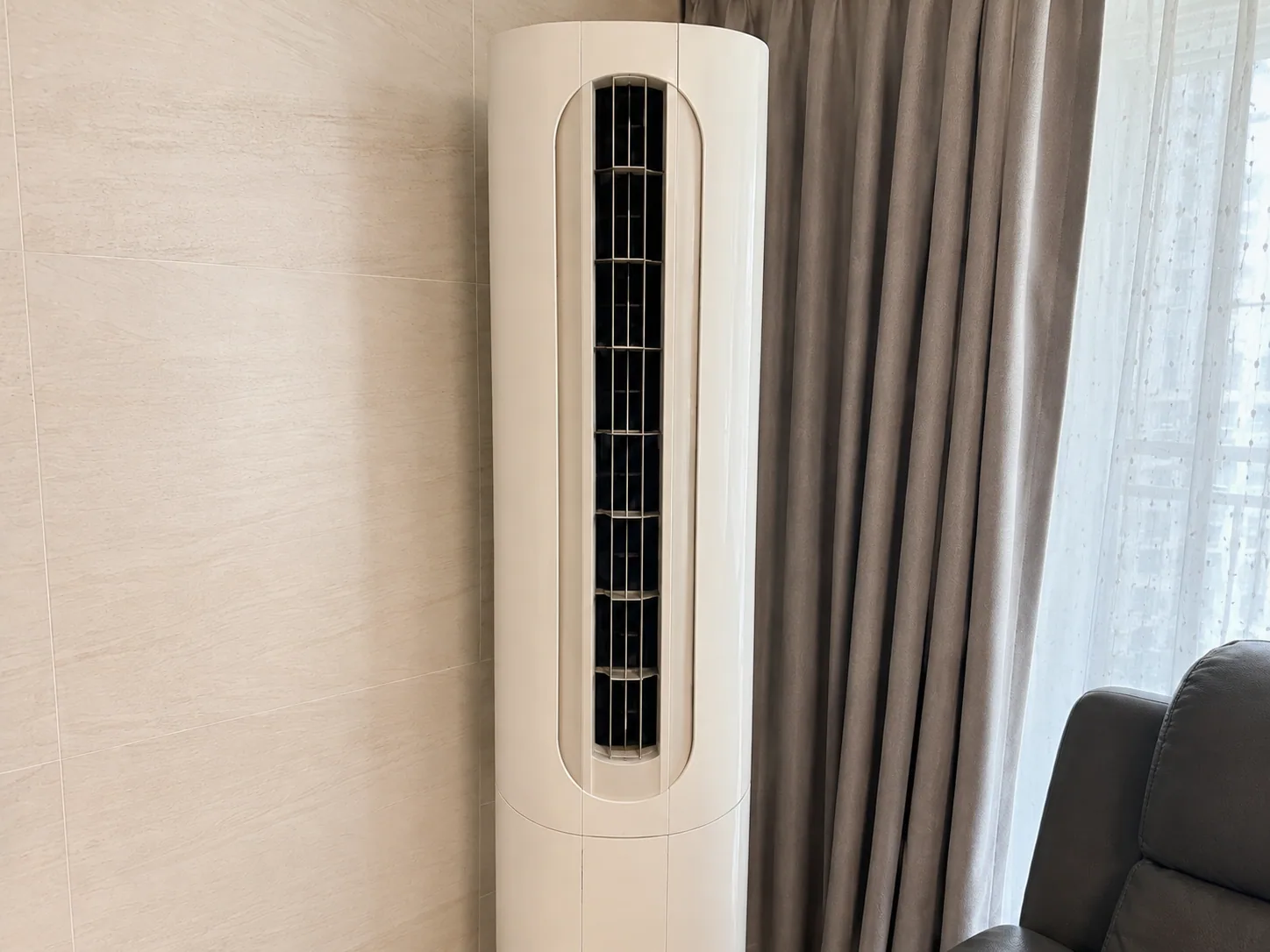 에어컨 세척 전 주변 집기를 보양하고 작업을 준비하는 작업 과정