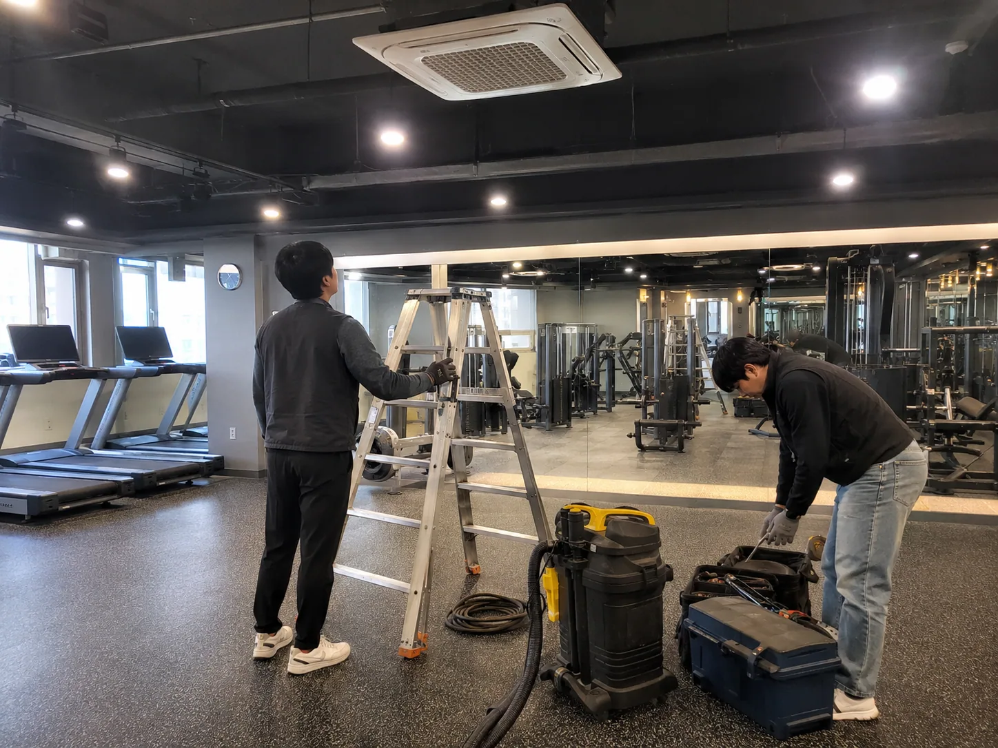세척 준비를 마친 에어컨 작업 현장에서 상태를 확인하는 작업 과정