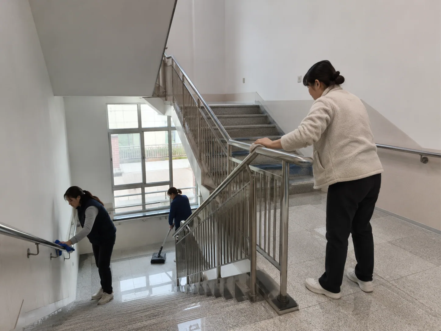준공 청소 과정에서 유리와 바닥을 함께 청소하는 작업 현장