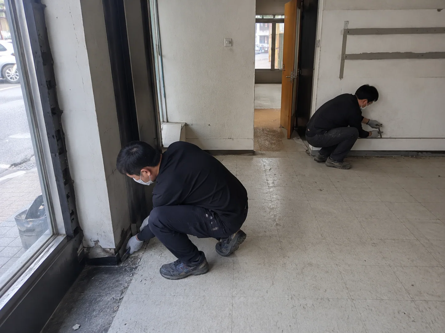 철거 범위와 작업 순서를 계획하는 작업 현장