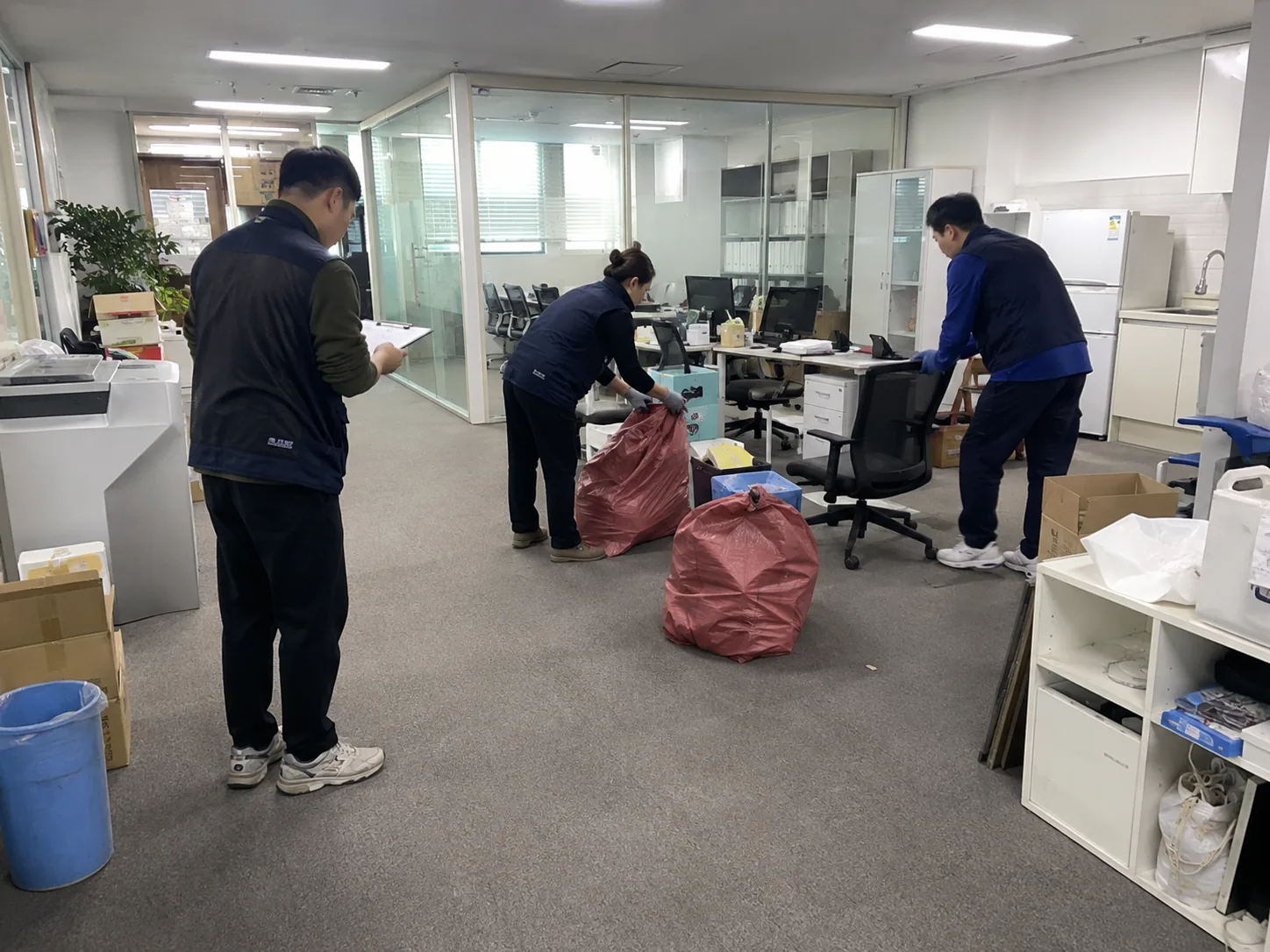 폐기물 분류와 안전한 반출 작업 현장 7